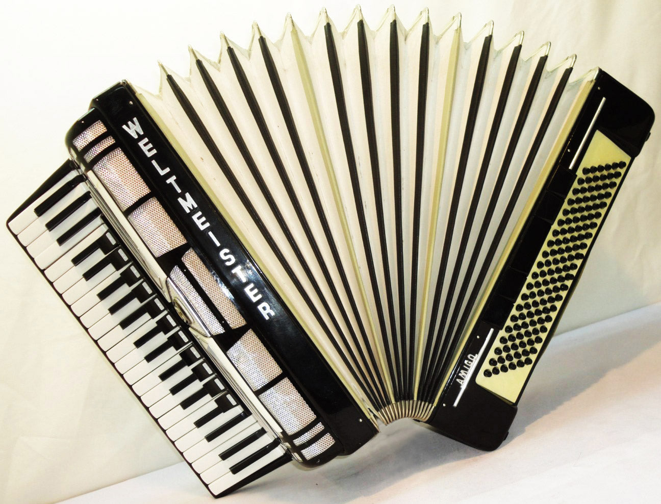 Weltmeister Amigo 120 Bass, 16 Registers, Bag & New Straps, German Accordion 806, Original, Excellent Accordian For Sale