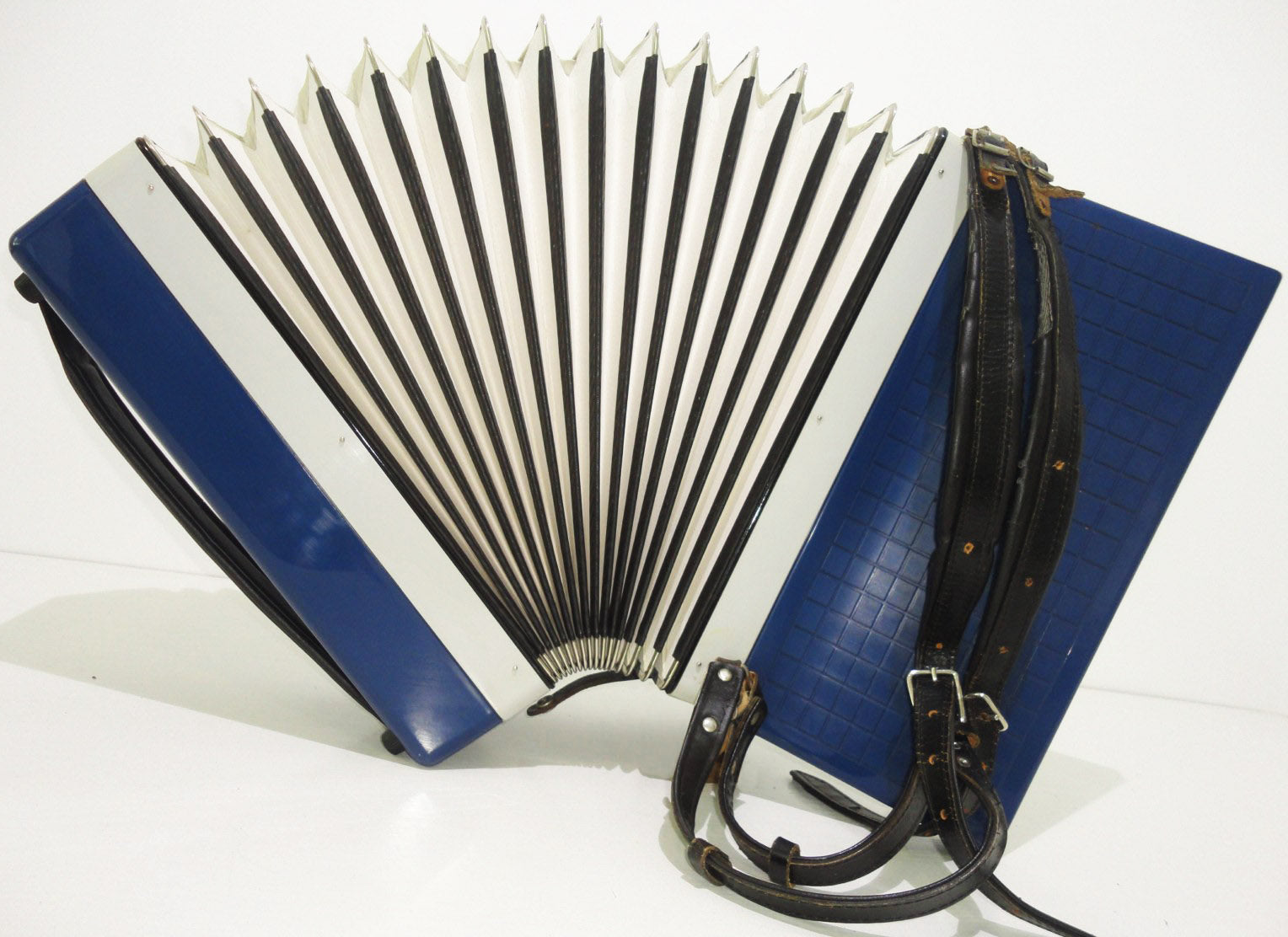 Close to New, Weltmeister Cordal, 80 Bass, German Piano Accordion + Case, 919, Amazing and Very Beautiful Sound