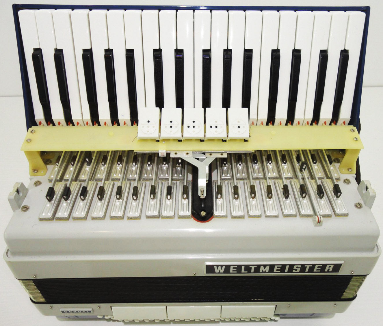 Close to New, Weltmeister Cordal, 80 Bass, German Piano Accordion + Case, 919, Amazing and Very Beautiful Sound