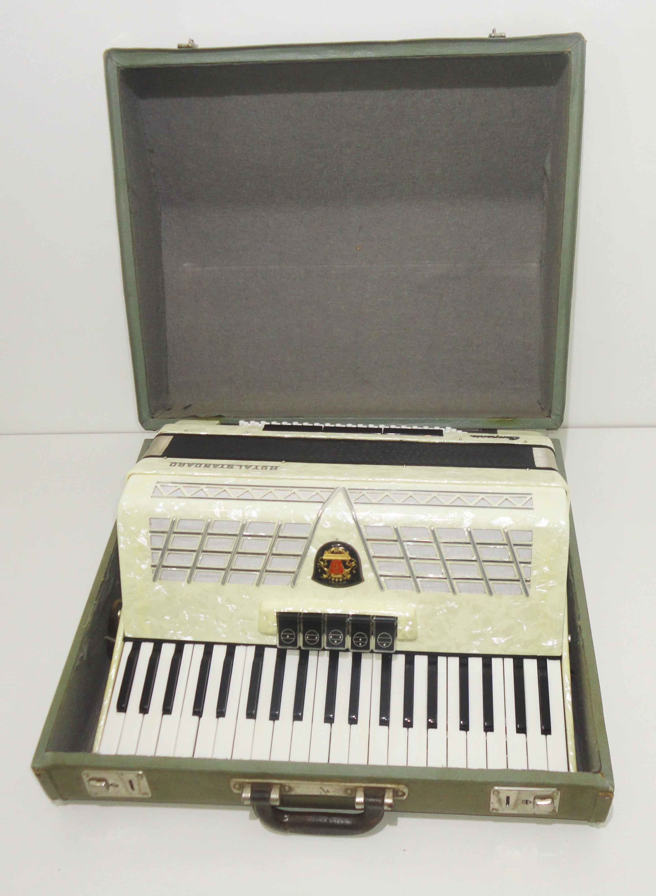 Royal Standard Campania 120 Bass, made in Germany, Amazing Accordion, Case, 1088, Very Beautiful and Quality Sound