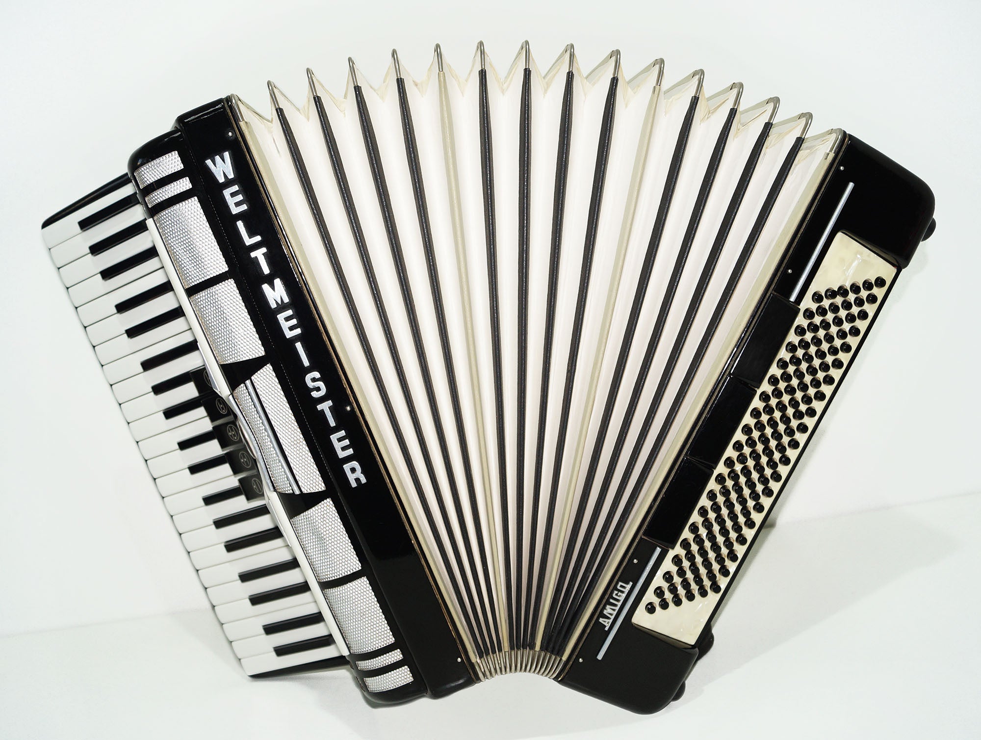 Weltmeister Amigo 120 Bass Made in Germany Piano Akkordeon, neue Riemen Koffer 1561, erstaunliches Original-Akkordeon, exzellenter Klang