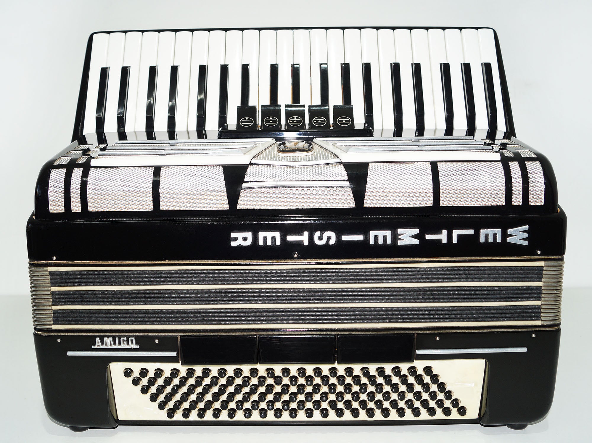 Weltmeister Amigo 120 Bass Made in Germany Piano Akkordeon, neue Riemen Koffer 1561, erstaunliches Original-Akkordeon, exzellenter Klang