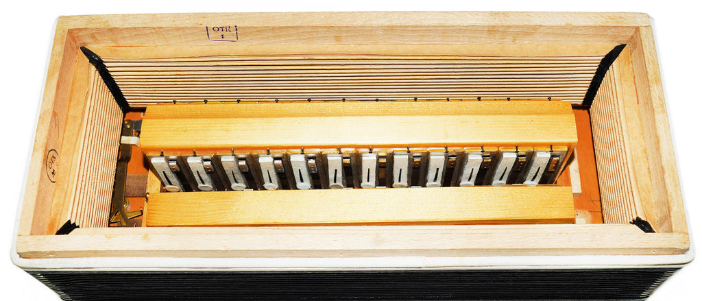 Piano Accordion Ariya 80 Bass Buttons New Straps 2142, Very Beautiful Keyboard Accordian! Wonderful sound!