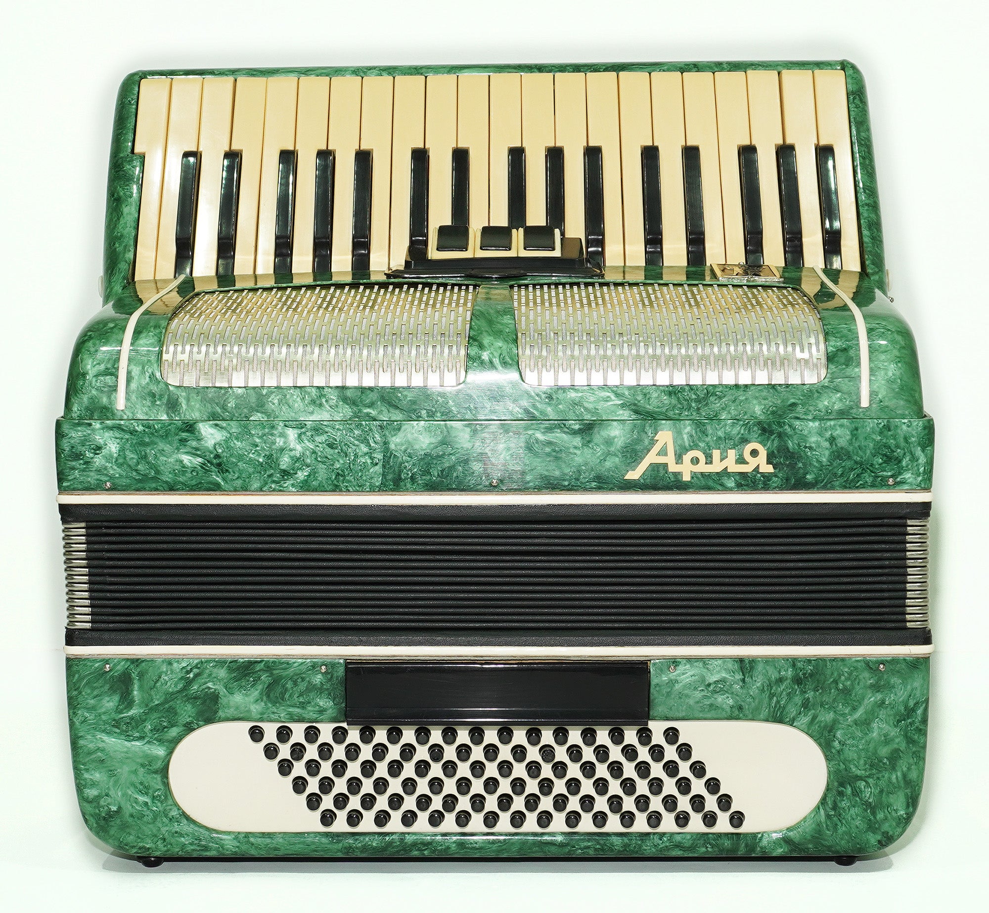 Piano Accordion Ariya 96 Bass Buttons Original Keyboard Accordian, New Straps 2527, Wonderful sound!