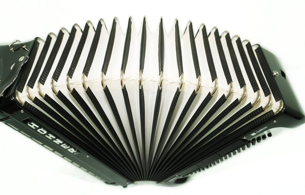 Hohner Tango IV S Vintage Piano Akkordeon Made in Germany, Akkordeon mit Original Qualitätsklaviatur, inkl. Riemen und Hartschalenkoffer, Erstaunlicher Klang! 2639