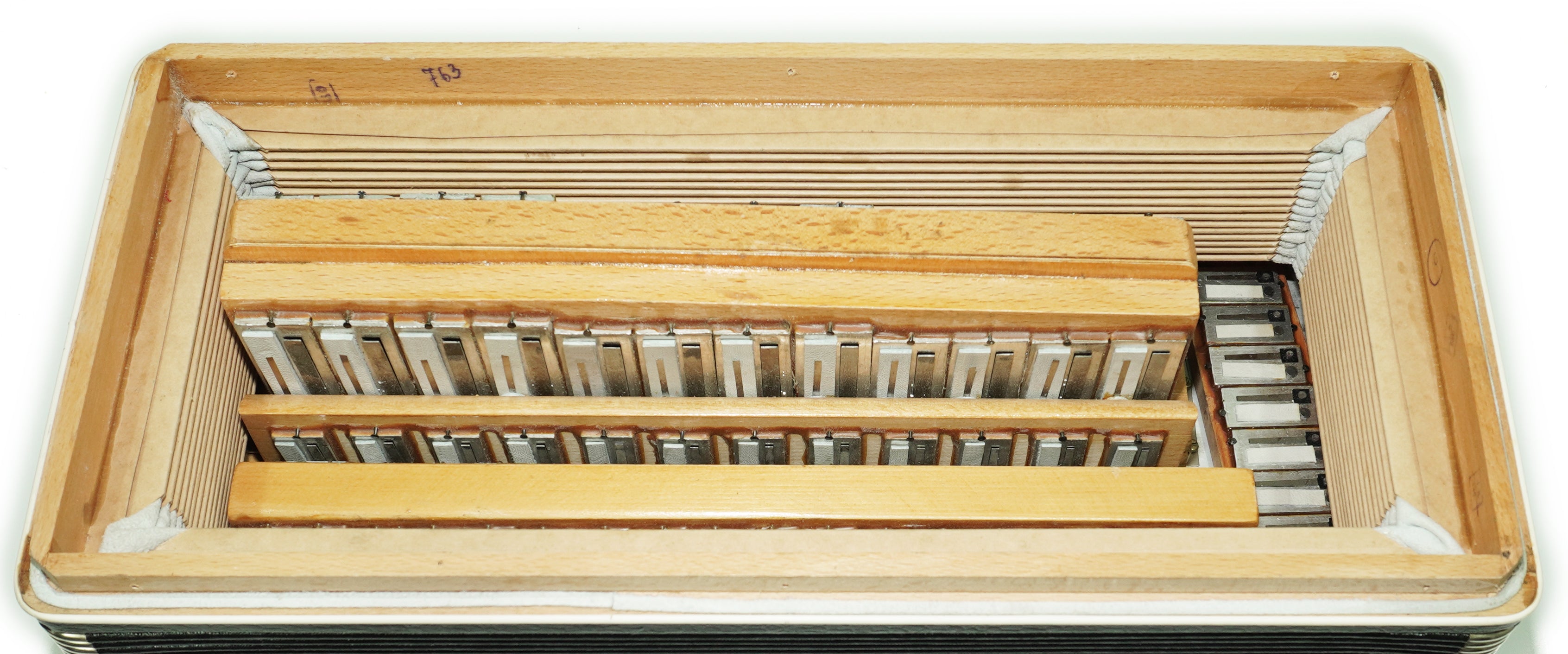 Converter Bayan Rubin 5 Free Bass und Stradella, 120-Bass-Knopfakkordeon, russisches Vintage-Bajan-Akkordeon, mit Riemen und Hartschalenkoffer, 2650