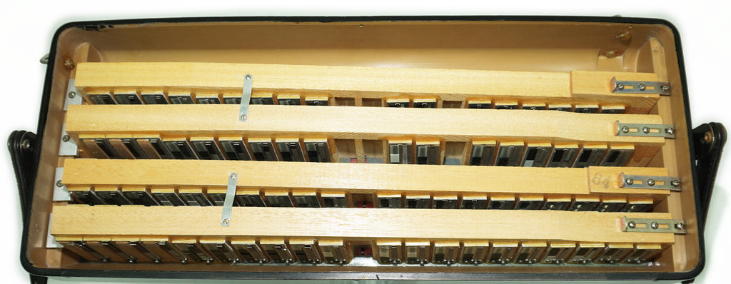 Hohner Favorit IV P Vintage Pianoakkordeon made in Germany, originales Tastaturakkordeon, inkl. Riemen und Hartschalenkoffer, 2659