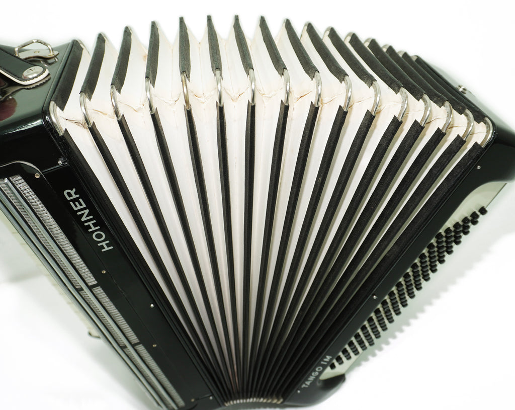 Hohner Tango IM Vintage-Pianoakkordeon, 96 Bässe, hergestellt in Deutschland, leichtgewichtiges Original-Tastaturakkordeon, mit neuen Gurten, 2662