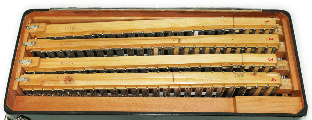 Vintage Hohner Accordina VII C Griff Knopfakkordeon 120 Bässe, hergestellt in Deutschland, mit neuen Riemen, Original Accordeon de Botones, 2671