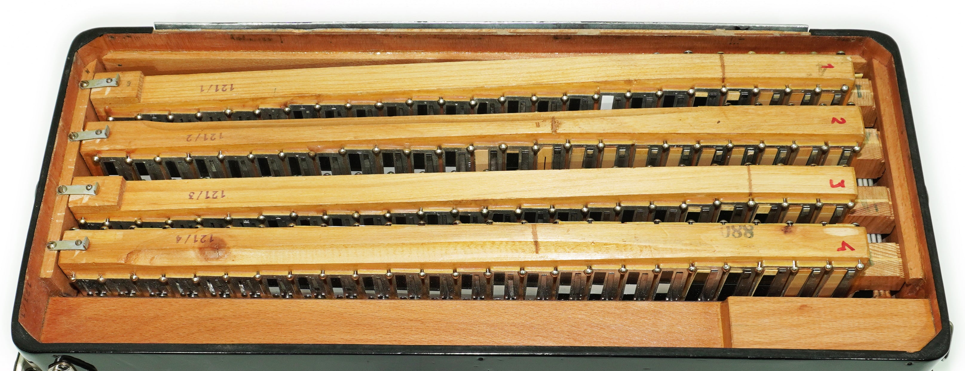 Vintage Hohner Accordina VII C Griff Knopfakkordeon 120 Bässe, hergestellt in Deutschland, mit neuen Riemen, Original Accordeon de Botones, 2671