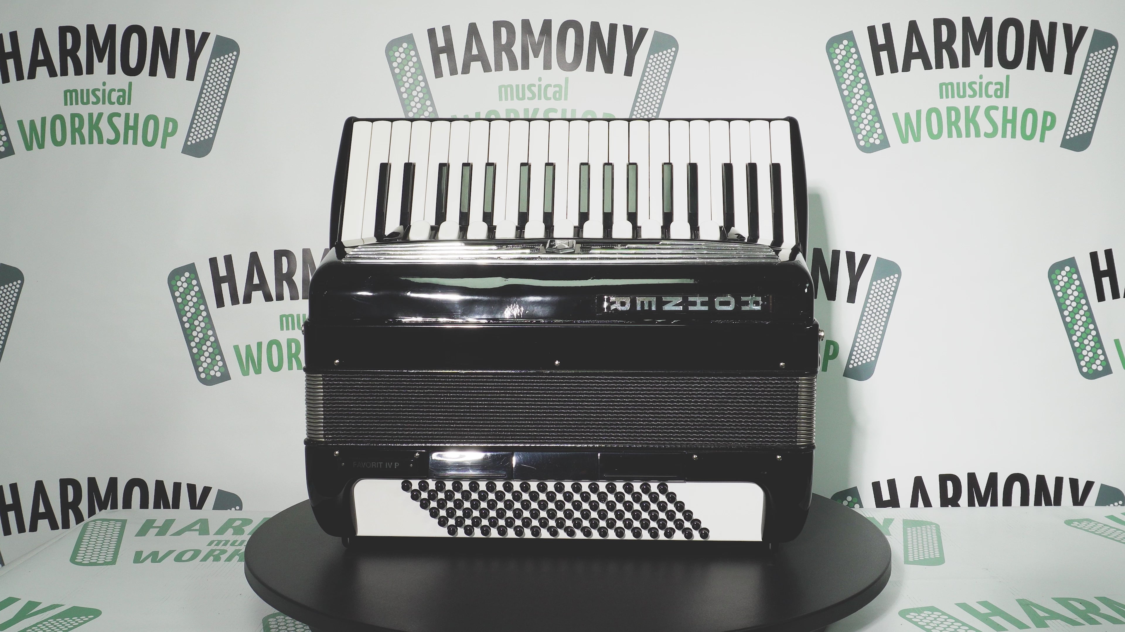 Hohner Favorit IV P Vintage Pianoakkordeon made in Germany, originales Tastaturakkordeon, inkl. Riemen und Hartschalenkoffer, 2659