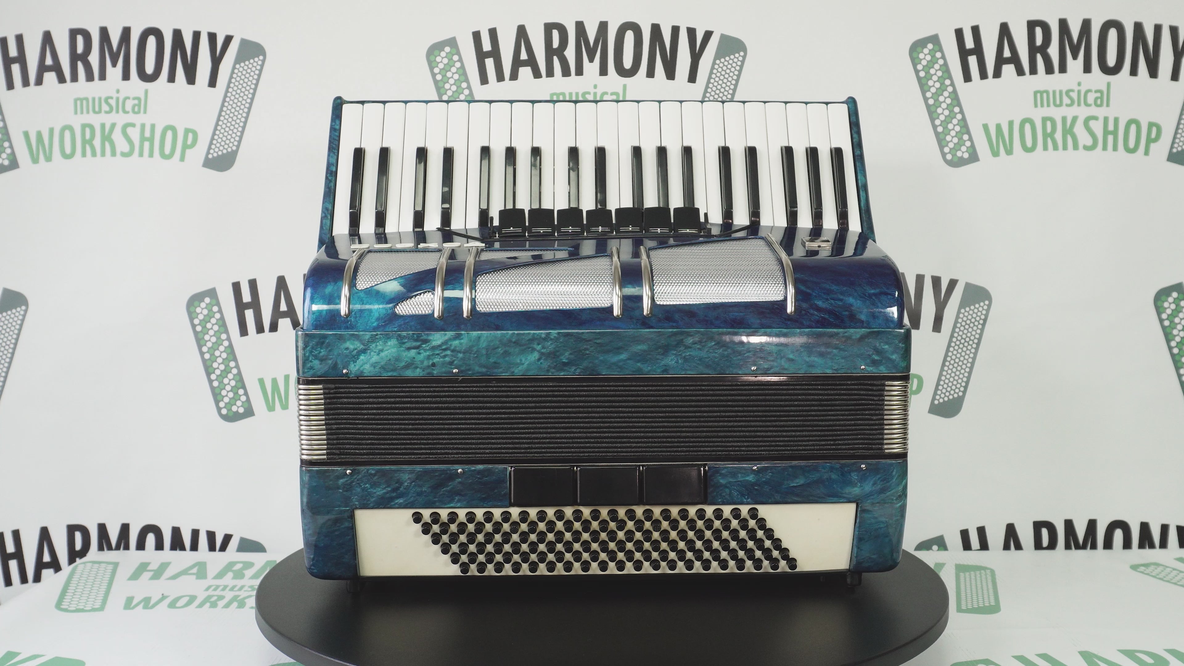 Russisches Akkordeon Vintage Pianoakkordeon Woschod 120 Bassknöpfe, mit neuen Riemen, Tasten sowjetisches Akkordeon, 2684