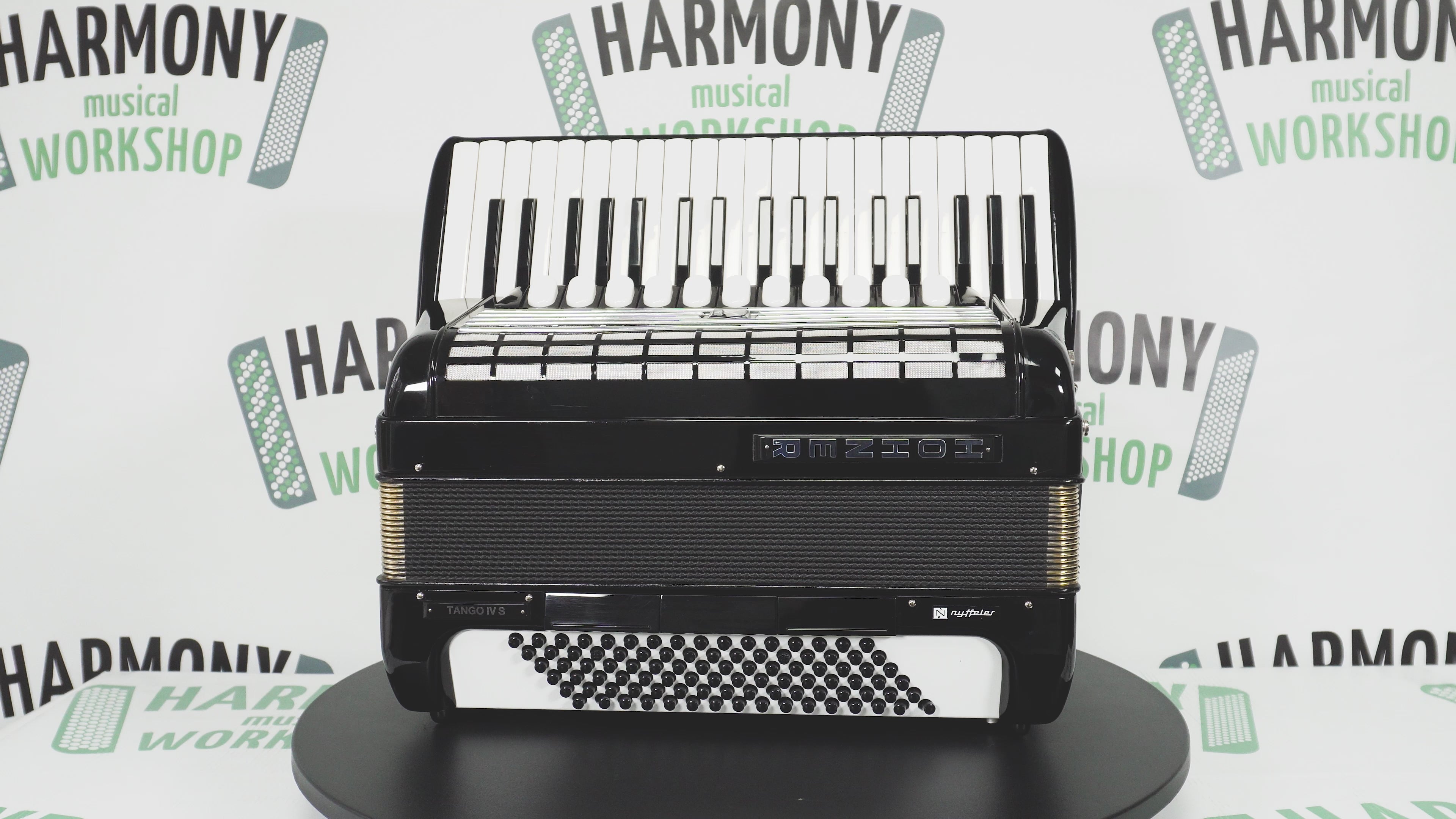 Hohner Tango IV S Vintage Piano Akkordeon Made in Germany, Akkordeon mit Original Qualitätsklaviatur, inkl. Riemen und Hartschalenkoffer, Erstaunlicher Klang! 2639